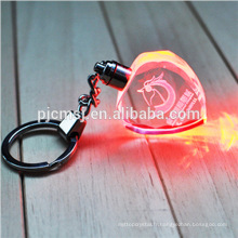 Keychain en cristal bon marché de forme de coeur avec le logo gravé par laser 3D pour des cadeaux 2015.3D keychain en cristal de laser
